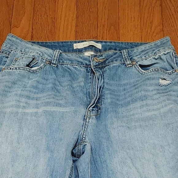 Est. 1946 High Rise Ripped Lightwash Jeans Size 16P - Picture 6 of 7